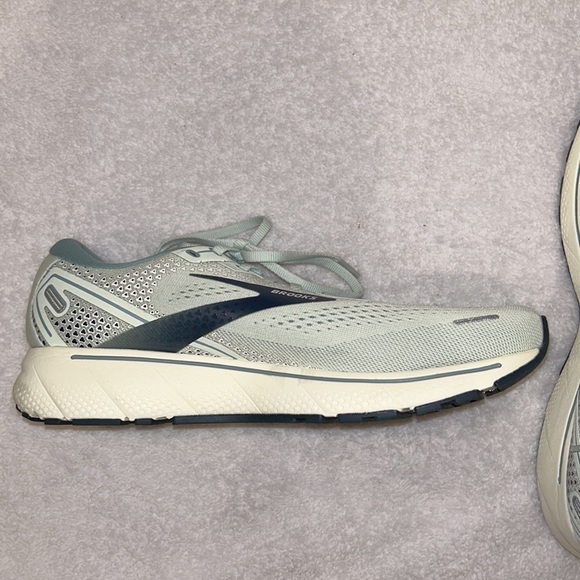 NWOT Brooks Sneakers - Picture 4 of 7